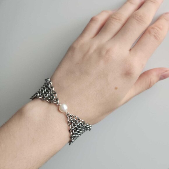 Dainty classic medieval silver chainmail bracelet with a real pearl - Picture 2 of 9